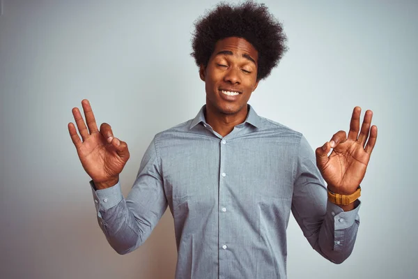 Jonge Afro Amerikaanse Man Met Afro Haar Draagt Grijs Shirt — Stockfoto