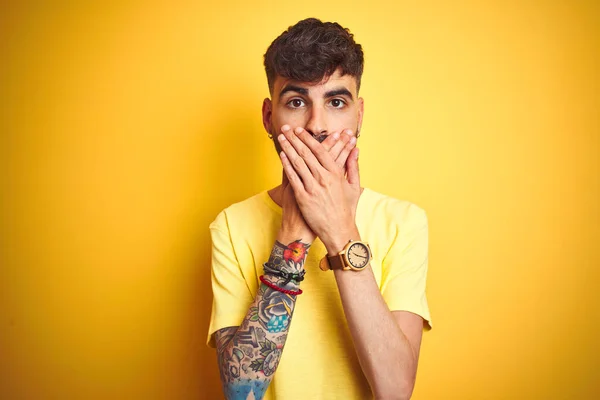 Hombre Joven Con Tatuaje Usando Camiseta Pie Sobre Fondo Amarillo —  Fotos de Stock