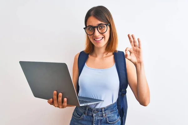 Bella Rossa Studentessa Indossa Uno Zaino Utilizzando Computer Portatile Facendo — Foto Stock