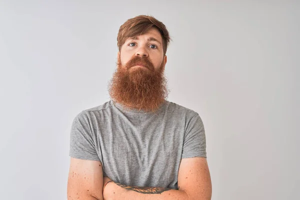 Jovem Irlandês Ruivo Vestindo Camiseta Sobre Fundo Cinza Isolado Rosto — Fotografia de Stock