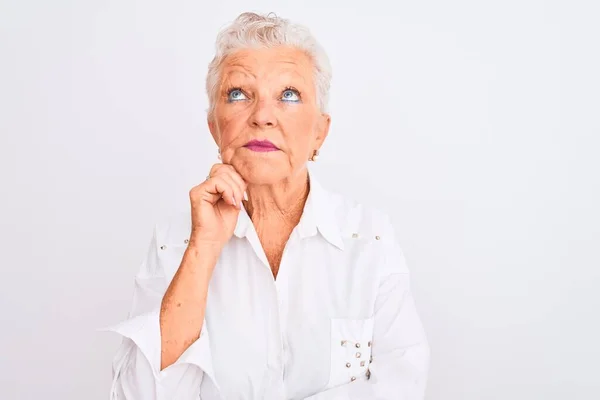 Yaşlı Gri Saçlı Zarif Tişörtlü Bir Kadın Zole Edilmiş Beyaz — Stok fotoğraf