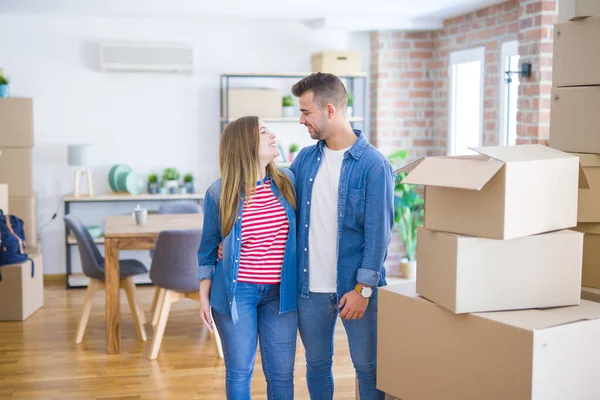 Aşık genç güzel çift yeni eve taşınıyor, çok mutlu bir