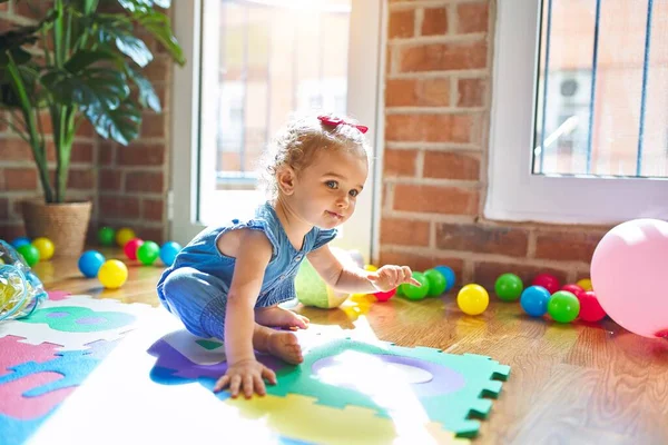 Schöne Kaukasische Säugling Spielt Mit Spielzeug Bunten Spielzimmer Fröhlich Und — Stockfoto