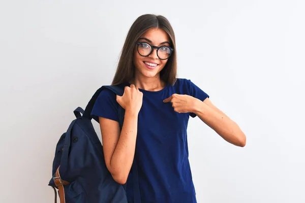 Jovem Bela Estudante Mulher Vestindo Mochila Óculos Sobre Fundo Branco — Fotografia de Stock