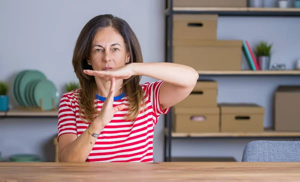 Middelbare Leeftijd Senior Vrouw Zittend Aan Tafel Thuis Het Doen — Stockfoto