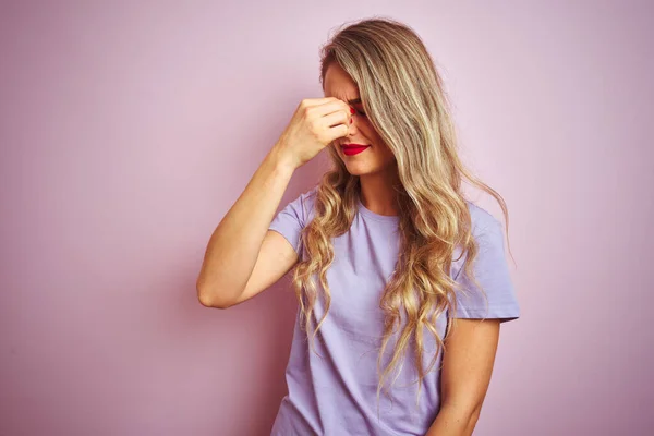 Ung Vacker Kvinna Bär Lila Shirt Stående Över Rosa Isolerad — Stockfoto