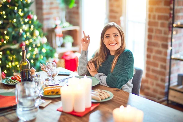 Νεαρή Όμορφη Γυναίκα Κάθεται Τρώει Φαγητό Γύρω Από Χριστουγεννιάτικο Δέντρο — Φωτογραφία Αρχείου