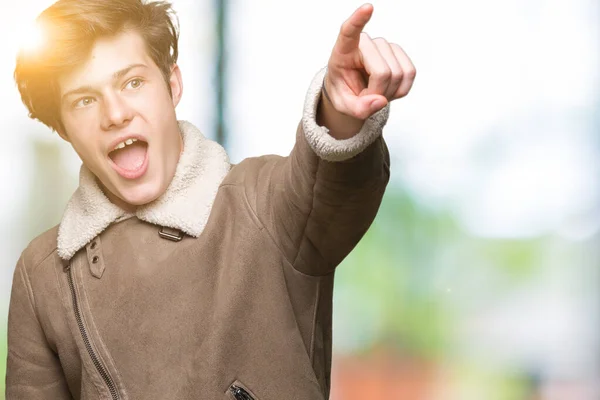 Jonge Knappe Man Dragen Winterjas Geïsoleerde Achtergrond Wijzen Met Vinger — Stockfoto