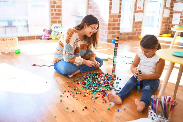 Schöne Lehrerin Und Kleinkind Spielen Kindergarten Mit Bauklötzen — Stockfoto