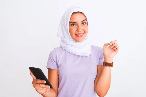 Молода Красива Арабська Дівчина Хіджабі Використовує Смартфон Над Ізольованим Білим — стокове фото