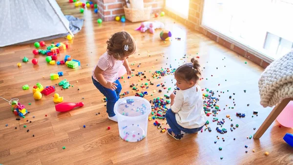 Adorabile Bambini Che Giocano Con Blocchi Costruzione Giocattolo All Asilo — Foto Stock