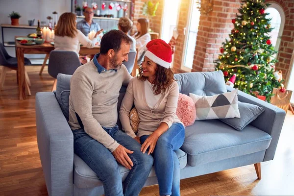 家人和朋友在家里吃饭 用传统的食物和装饰品庆祝圣诞节前夕 一对浪漫的老夫妇一起坐在沙发上聊天 — 图库照片