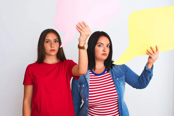 Jovens Mulheres Bonitas Segurando Bolha Fala Sobre Fundo Branco Isolado — Fotografia de Stock