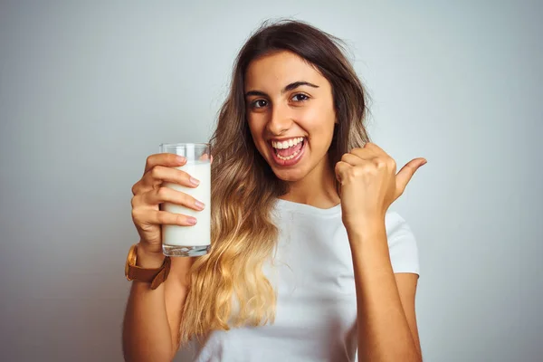 Ung Vacker Kvinna Dricker Ett Glas Mjölk Över Vit Isolerad — Stockfoto