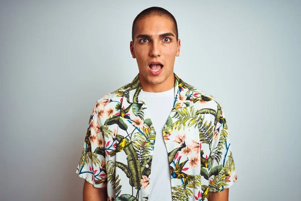 Joven Hombre Guapo Vacaciones Con Camisa Hawaiana Sobre Fondo Blanco — Foto de Stock