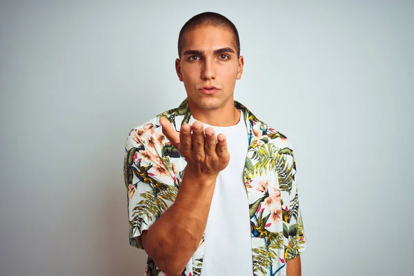 Joven Hombre Guapo Vacaciones Con Camisa Hawaiana Sobre Fondo Blanco — Foto de Stock