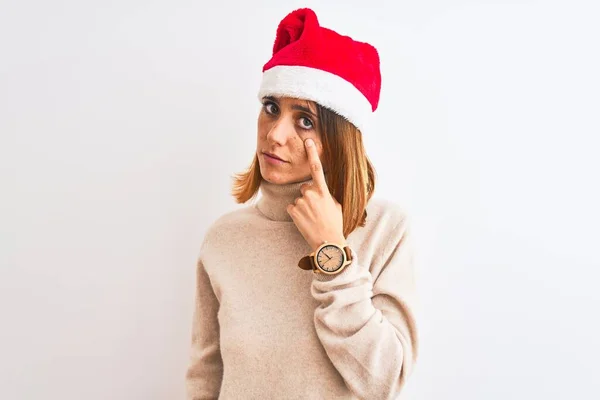 Mooie Roodharige Vrouw Draagt Kerst Hoed Geïsoleerde Achtergrond Wijzend Naar — Stockfoto