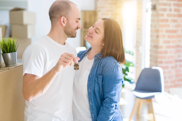 Jong Paar Glimlachend Erg Blij Met Sleutels Van Nieuwe Woning — Stockfoto