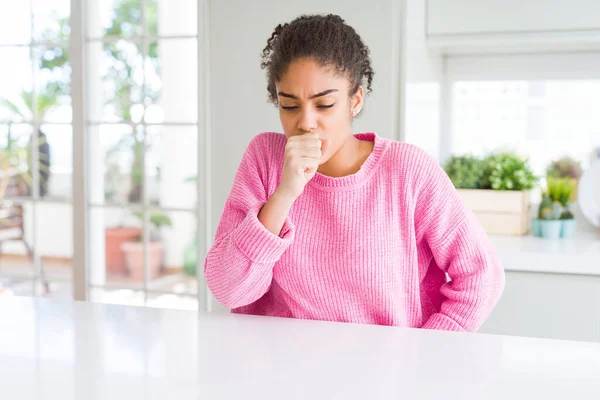 Hermosa Mujer Afroamericana Con Cabello Afro Usando Suéter Rosa Casual — Foto de Stock