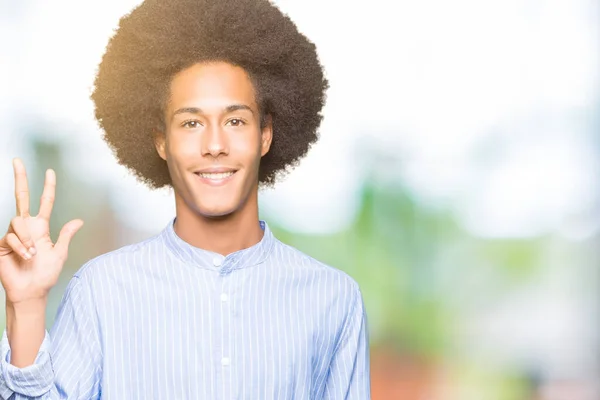 Unga Afroamerikanska Man Med Afro Hår Visar Och Pekar Uppåt — Stockfoto