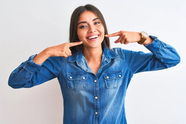 Mujer Hermosa Joven Con Camisa Vaquera Casual Pie Sobre Fondo —  Fotos de Stock