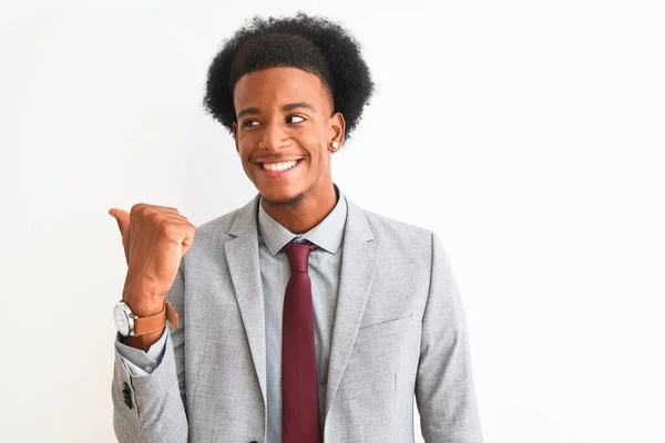 Νεαρός Αφροαμερικάνος Επιχειρηματίας Κοστούμι Στέκεται Πάνω Από Απομονωμένο Λευκό Φόντο — Φωτογραφία Αρχείου