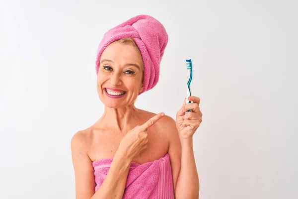 Mulher Meia Idade Usando Toalha Chuveiro Segurando Escova Dentes Sobre — Fotografia de Stock