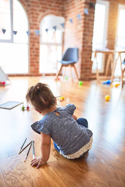 Hermoso Niño Sentado Suelo Jardín Infantes — Foto de Stock