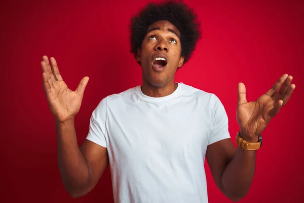 Jonge Amerikaanse Man Met Afrohaar Wit Shirt Geïsoleerde Rode Achtergrond — Stockfoto