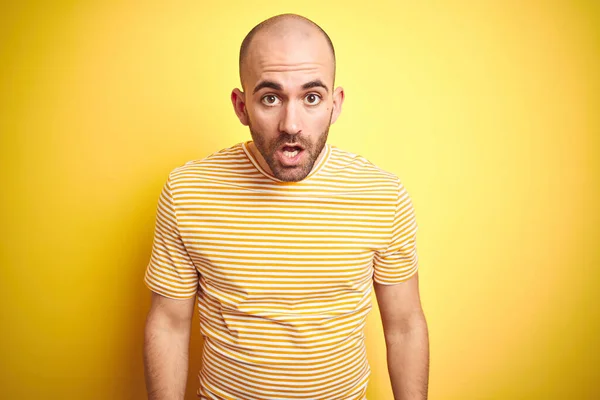 Sakallı Sarı Renkli Tişörtlü Genç Kel Bir Adam Korku Şaşkınlık — Stok fotoğraf