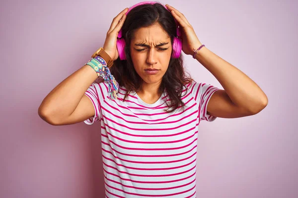 Mujer Hermosa Joven Escuchando Música Usando Auriculares Sobre Fondo Rosa —  Fotos de Stock