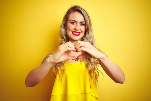 Mujer Joven Attactive Usando Camiseta Pie Sobre Fondo Aislado Amarillo — Foto de Stock