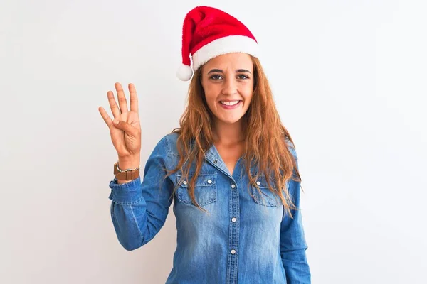 Jeune Belle Rousse Femme Portant Chapeau Noël Sur Fond Isolé — Photo