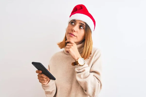 Vacker Rödhårig Kvinna Bär Jul Hatt Och Använder Smartphone Allvarligt — Stockfoto