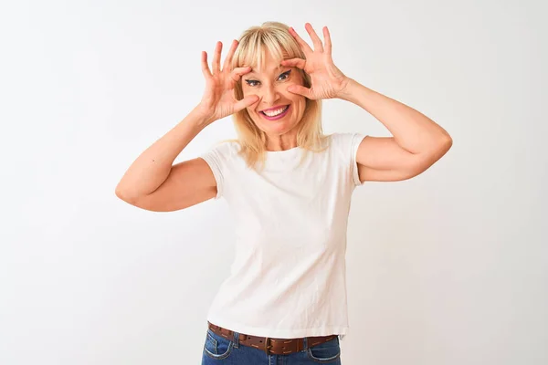 Mulher Meia Idade Vestindo Camiseta Casual Sobre Fundo Branco Isolado — Fotografia de Stock