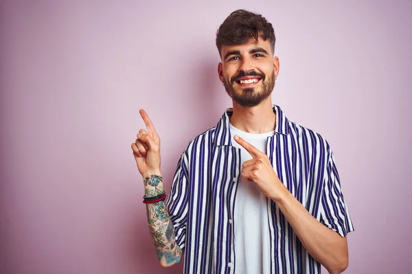 Jovem Com Tatuagem Vestindo Camisa Listrada Sobre Fundo Rosa Isolado — Fotografia de Stock