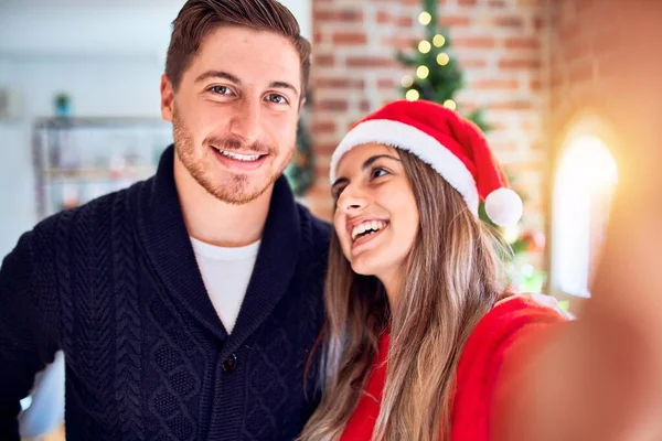 Mutlu Kendinden Emin Gülümseyen Genç Bir Çift Evdeki Noel Ağacının — Stok fotoğraf