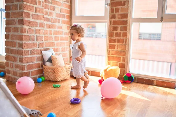 Schöne Kaukasische Säugling Spielt Mit Spielzeug Bunten Spielzimmer Fröhlich Und — Stockfoto