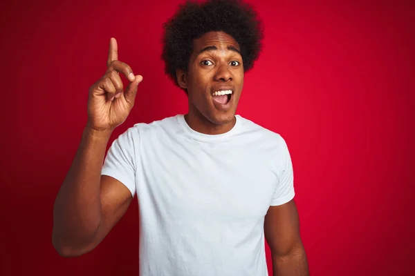 Jonge Amerikaanse Man Met Afrohaar Wit Shirt Geïsoleerde Rode Achtergrond — Stockfoto