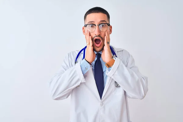 Mladý Lékař Muž Stetoskopu Přes Izolované Pozadí Strach Šok Překvapení — Stock fotografie