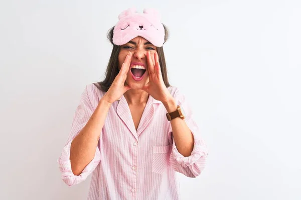 Jovem Mulher Bonita Vestindo Máscara Sono Pijama Sobre Fundo Branco — Fotografia de Stock