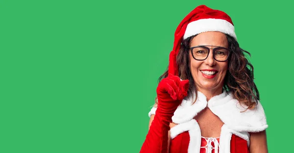 Orta Yaşlı Kadın Noel Baba Kostümü Giyiyor Bir Numarayı Gösterip — Stok fotoğraf