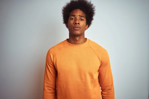 Молодой Американец Афроволосами Оранжевом Свитере Изолированном Белом Фоне Серьезным Выражением — стоковое фото