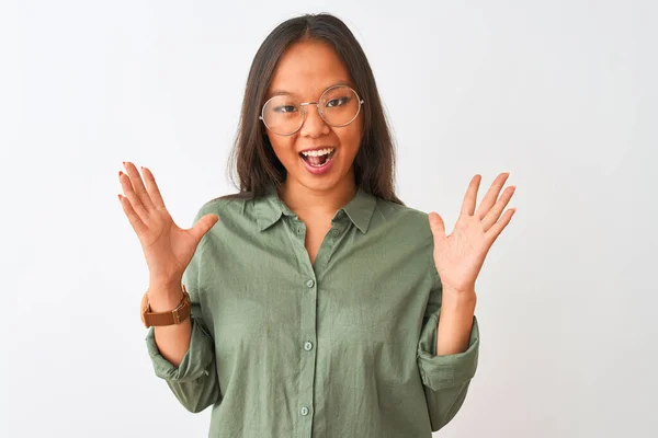 Ung Kinesisk Kvinna Bär Grön Skjorta Och Glasögon Över Isolerad — Stockfoto