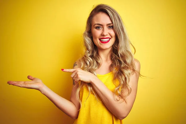 Joven Hermosa Mujer Con Camiseta Pie Sobre Fondo Aislado Amarillo — Foto de Stock