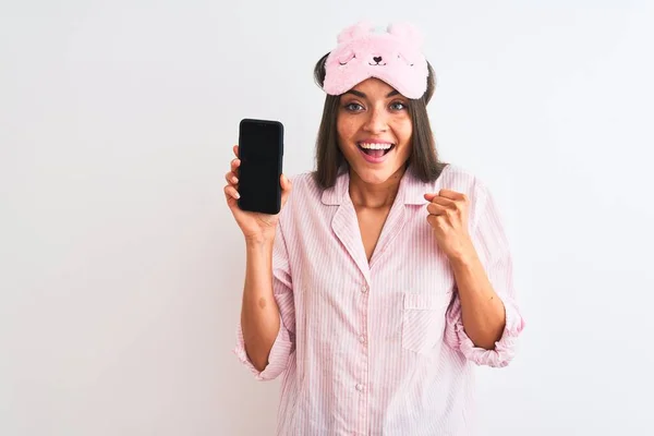 Junge Frau Mit Schlafmaske Pyjama Hält Smartphone Über Isolierten Weißen — Stockfoto