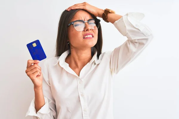 Młoda Bizneswoman Nosząca Okulary Kartą Kredytową Białym Tle Zestresowana Ręką — Zdjęcie stockowe