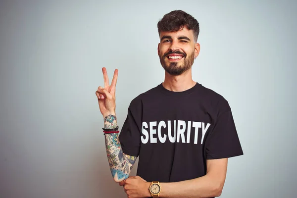 Jovem Homem Salvaguarda Com Tatuagem Respondendo Uniforme Segurança Sobre Fundo — Fotografia de Stock