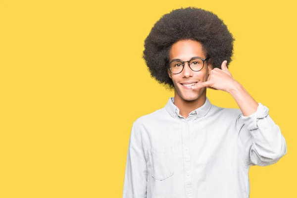 Mladý Americký Muž Afro Vlasy Nosí Brýle Úsměvem Dělá Telefon — Stock fotografie