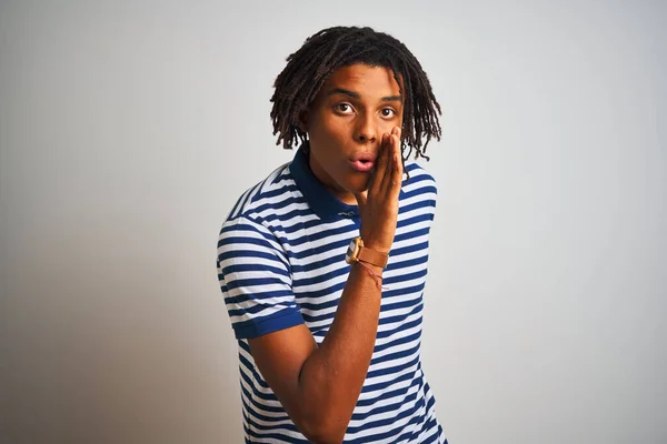 Afro Mann Mit Dreadlocks Gestreiftem Blauem Polo Steht Über Isoliertem — Stockfoto